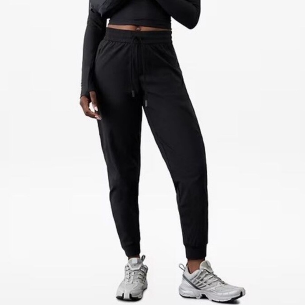 Athleta Trekkie Relaxed Mid Rise Jogger black 23541